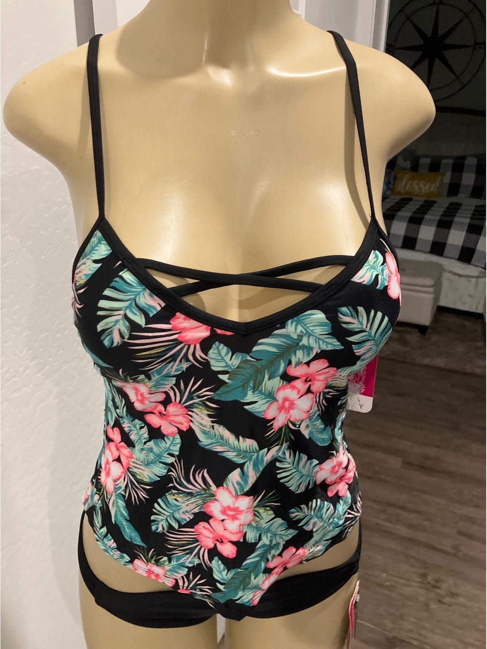 NWT Hula Honey Women's Black Floral Tankini Swimsuit Top